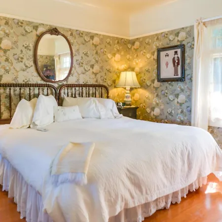The Jabberwock Bed & Breakfast Bed & Breakfast Monterey Room photo